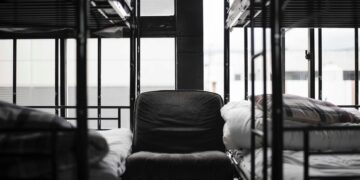 Da semplice appartamento ad “ostello”: fino a 9 lavoratori stranieri ammassati in una stanza