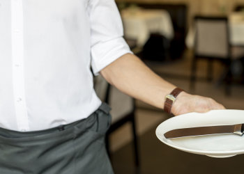 piatto coltello ristorante cameriere