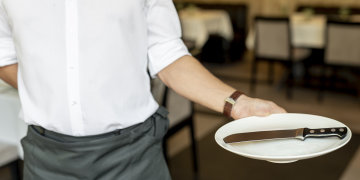 piatto coltello ristorante cameriere