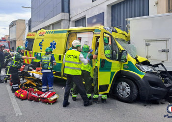 Ambulanza si schianta contro un camion parcheggiato a Qormi: cinque feriti