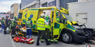 Ambulanza si schianta contro un camion parcheggiato a Qormi: cinque feriti