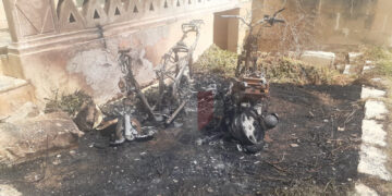 Dà fuoco a due motociclette e danneggia la facciata di una casa a Nadur, ventenne finisce in tribunale