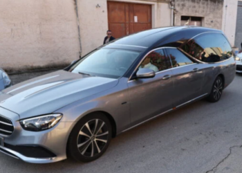 Messina Denaro, polemiche dopo la morte: dal carro funebre senza assicurazione ai manifesti shock di Orgosolo