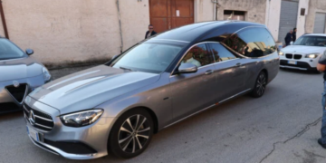 Messina Denaro, polemiche dopo la morte: dal carro funebre senza assicurazione ai manifesti shock di Orgosolo