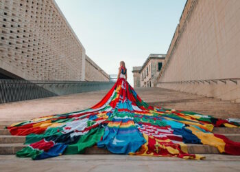 In mostra a Valletta l’Amsterdam Dress, l’abito con le bandiere dei Paesi con leggi anti-LGBTIQ+