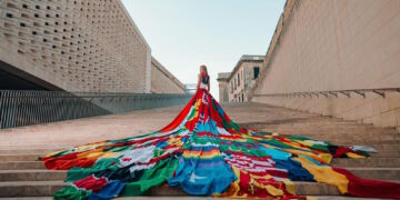 In mostra a Valletta l’Amsterdam Dress, l’abito con le bandiere dei Paesi con leggi anti-LGBTIQ+