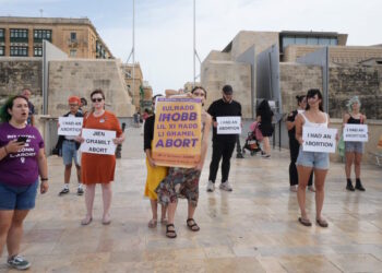 «Ho abortito»: attivisti portano in piazza la realtà dell’aborto a Malta in vista della manifestazione “pro-choice”
