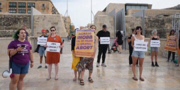 «Ho abortito»: attivisti portano in piazza la realtà dell’aborto a Malta in vista della manifestazione “pro-choice”