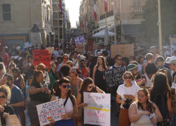 Aborto, centinaia di manifestanti affollano Valletta per chiedere la depenalizzazione della pratica