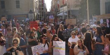 Aborto, centinaia di manifestanti affollano Valletta per chiedere la depenalizzazione della pratica