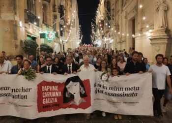 «Mi ha insegnato l’integrità»: le toccanti testimonianze durante la veglia per Daphne Caruana Galizia
