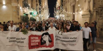 «Mi ha insegnato l’integrità»: le toccanti testimonianze durante la veglia per Daphne Caruana Galizia