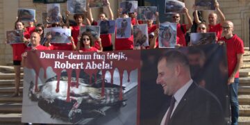 «Questo sangue è sulle tue mani, Abela!»: contro la caccia illegale a Valletta va in scena la “morte”
