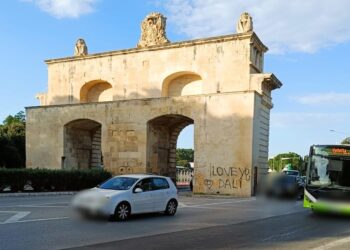 «Ti amo Dalì»: così il vandalo “innamorato” ha preso di mira il monumento nazionale di Floriana