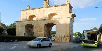 «Ti amo Dalì»: così il vandalo “innamorato” ha preso di mira il monumento nazionale di Floriana