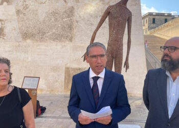 L’opera dell’italiano Moroder fuori dal Parlamento dà il via alle commemorazioni per l’omicidio di Daphne Caruana Galizia