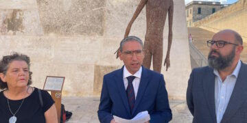 L’opera dell’italiano Moroder fuori dal Parlamento dà il via alle commemorazioni per l’omicidio di Daphne Caruana Galizia