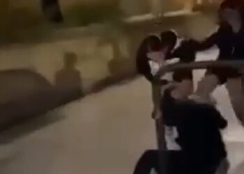 Bullismo, video virale mostra ragazza presa a calci e pugni da branco di giovani a Valletta