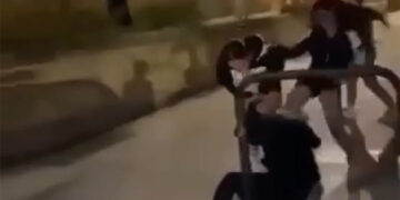 Bullismo, video virale mostra ragazza presa a calci e pugni da branco di giovani a Valletta