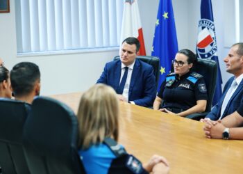 Stretta di mano tra governo e sindacati: per 2.000 poliziotti salari più alti e migliori condizioni di lavoro