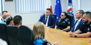 Stretta di mano tra governo e sindacati: per 2.000 poliziotti salari più alti e migliori condizioni di lavoro