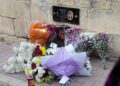 I fiori sul memoriale di Bernice Cilia - Moviment Graffitti
