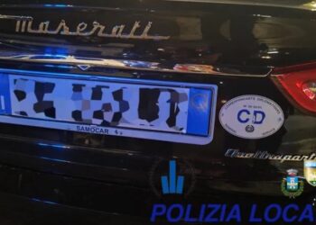 Circolava per Riccione col Maserati fingendosi un diplomatico maltese: denunciato 47enne