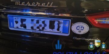 Circolava per Riccione col Maserati fingendosi un diplomatico maltese: denunciato 47enne