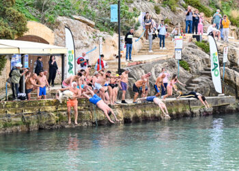 Sessanta persone si tuffano nelle acque di Xlendi Bay nell’evento organizzato dalla OASI Foundation
