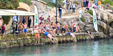 Sessanta persone si tuffano nelle acque di Xlendi Bay nell’evento organizzato dalla OASI Foundation
