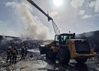 Incendio alla discarica di Maghtab; fiamme divampate da un sacco della differenziata
