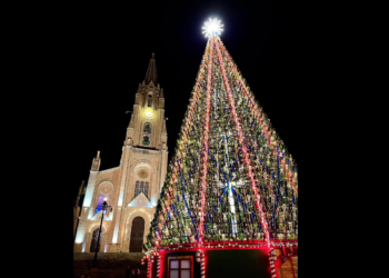 Nella piazza di Ghajnsielem torna a risplendere l’albero di Natale composto da cinquemila bottiglie di vetro