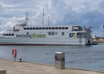 Prove di attracco al Porto Turistico di Marina di Ragusa per il nuovo collegamento marittimo con Malta