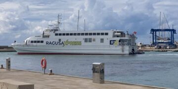 Prove di attracco al Porto Turistico di Marina di Ragusa per il nuovo collegamento marittimo con Malta