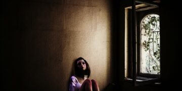 Abusi su minori, condannato l’insegnante d’arte che molestò una studentessa di 12 anni