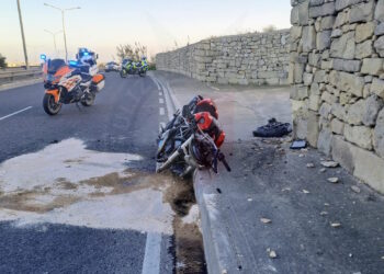 Perde il controllo della moto e si schianta contro un muro a Rabat: centauro gravemente ferito