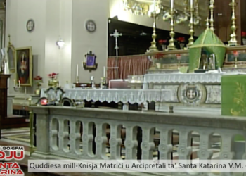 Fedeli non partecipano ai canti in chiesa, prete “sbotta” in diretta social. Arcidiocesi chiede empatia