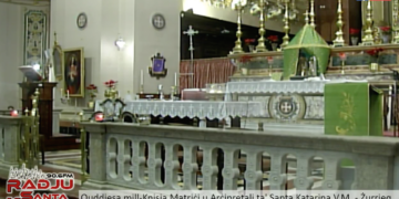 Fedeli non partecipano ai canti in chiesa, prete “sbotta” in diretta social. Arcidiocesi chiede empatia