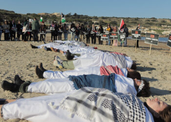 A Ghadira Bay attivisti inscenano una fossa comune per manifestare contro il «genocidio di Gaza»