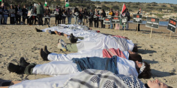 A Ghadira Bay attivisti inscenano una fossa comune per manifestare contro il «genocidio di Gaza»