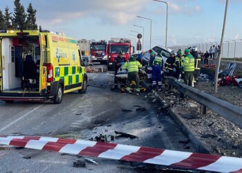Incidente ad Hal Far, auto finisce sopra il guardrail