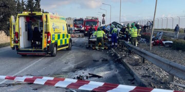 Incidente ad Hal Far, auto finisce sopra il guardrail