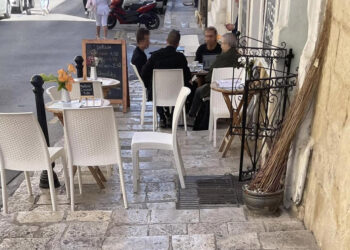 Troppi tavoli e dehors: le strade di Valletta sono al limite della praticabilità