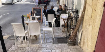 Troppi tavoli e dehors: le strade di Valletta sono al limite della praticabilità