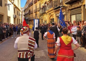 Le proteste del gruppo folk maltese alla “Festa del Mandorlo in Fiore”: 14 in una camera e cibo di pessima qualità
