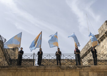 “Displacement”: una performance collettiva sulla migrazione climatica alla Biennale d’Arte di Malta
