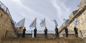 “Displacement”: una performance collettiva sulla migrazione climatica alla Biennale d’Arte di Malta