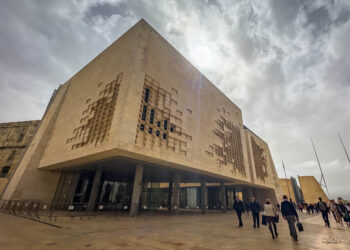 Parlamento si prepara a discutere la mozione di sfiducia a tre ministri