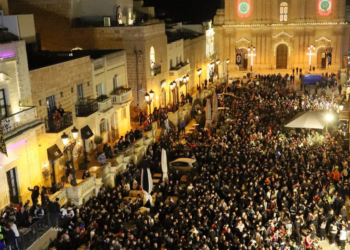 Ottomila persone affollano le strade per la marcia del Venerdì Santo in aiuto di Puttinu Cares