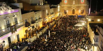 Ottomila persone affollano le strade per la marcia del Venerdì Santo in aiuto di Puttinu Cares